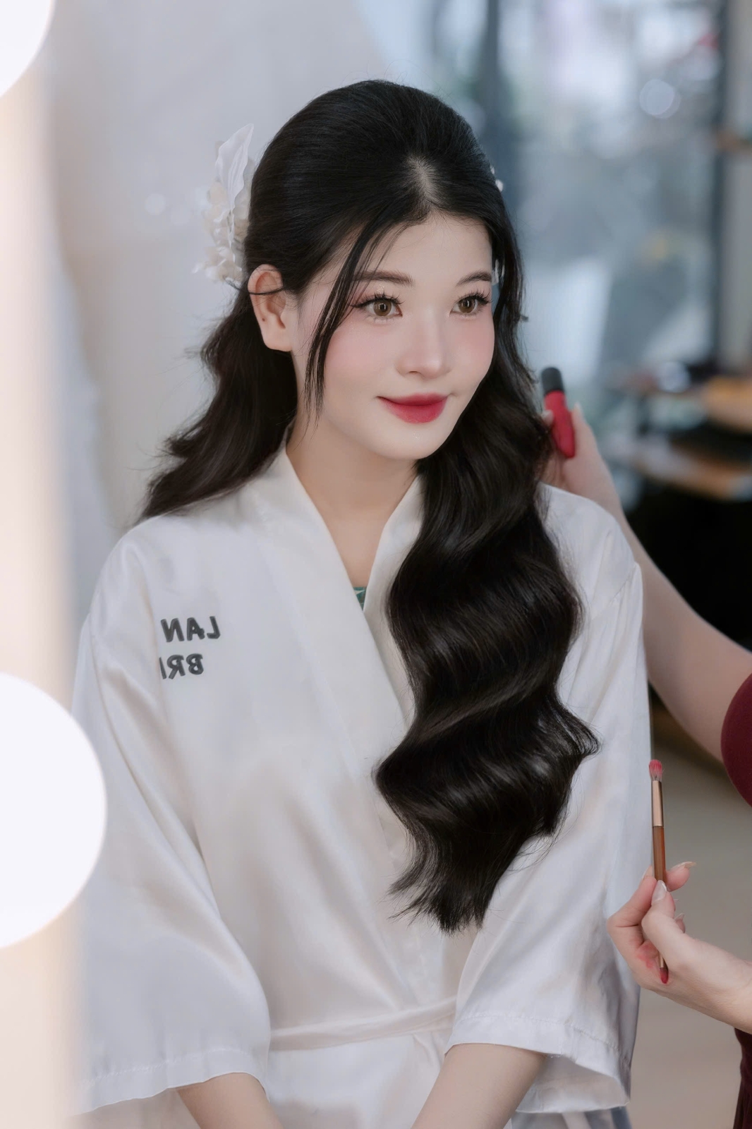 Makeup cô dâu đi bàn: Nhẹ nhàng nhưng vẫn nổi bật trong từng khung hình