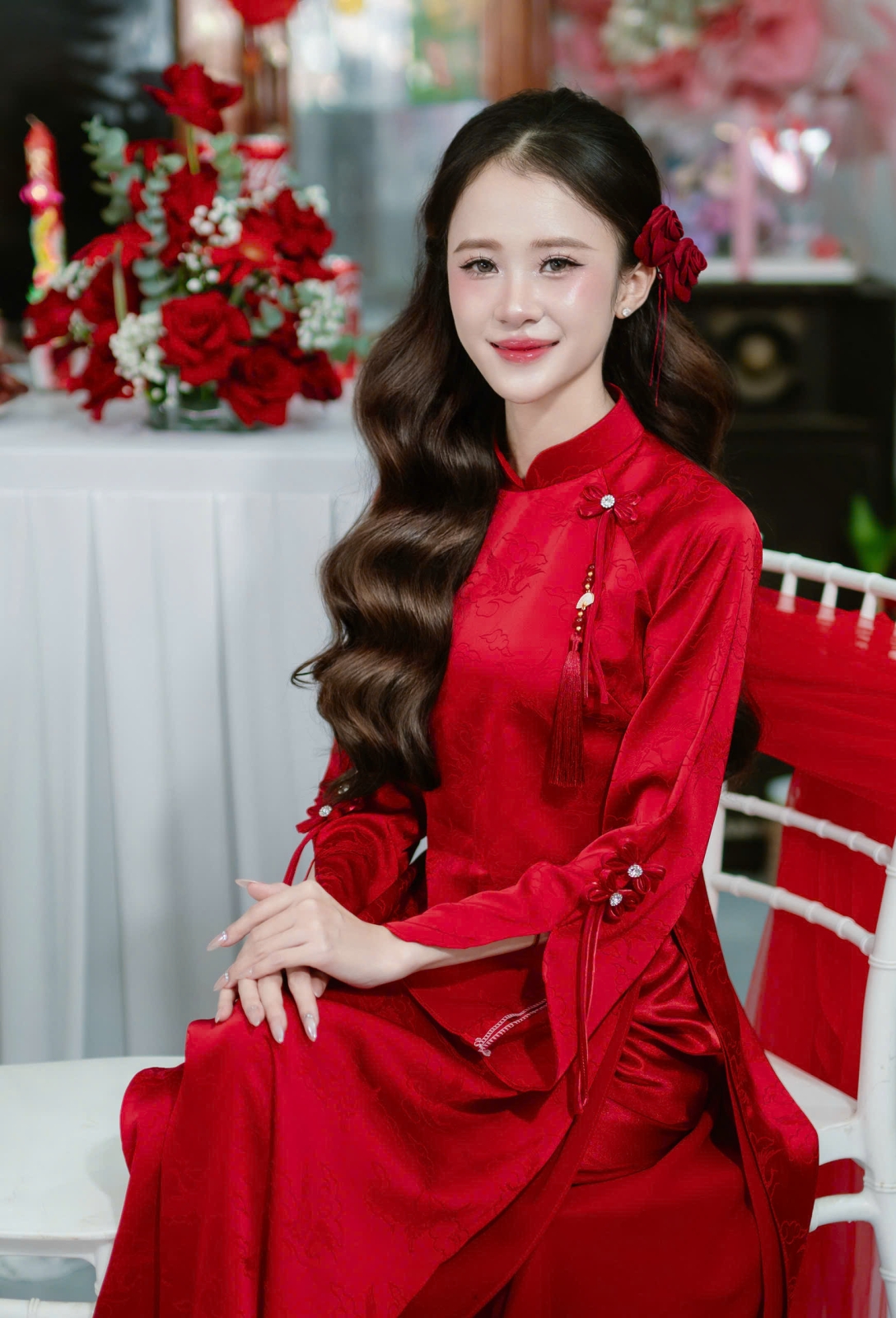 Vu Quy Áo Đỏ – Nàng Dâu Dịu Dàng Với Mái Tóc Xoã