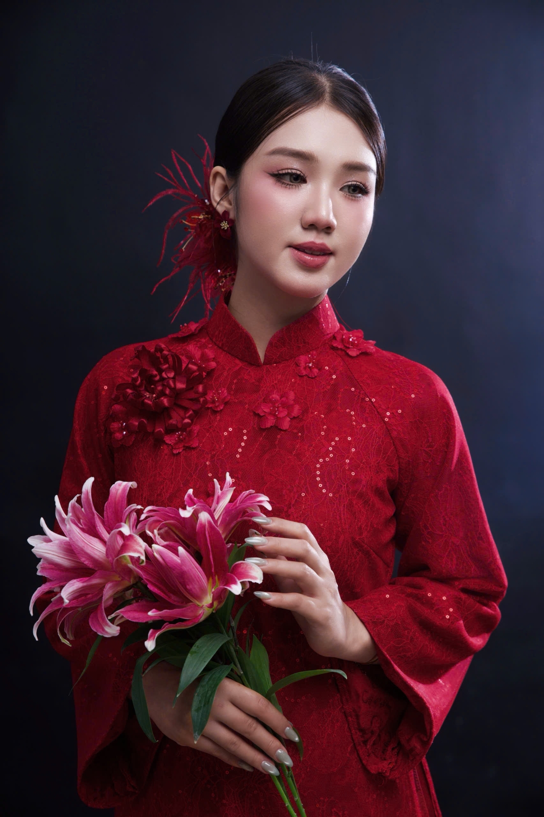 Red Lily Bride – Kiêu Sa Trong Tà Áo Dài Đỏ